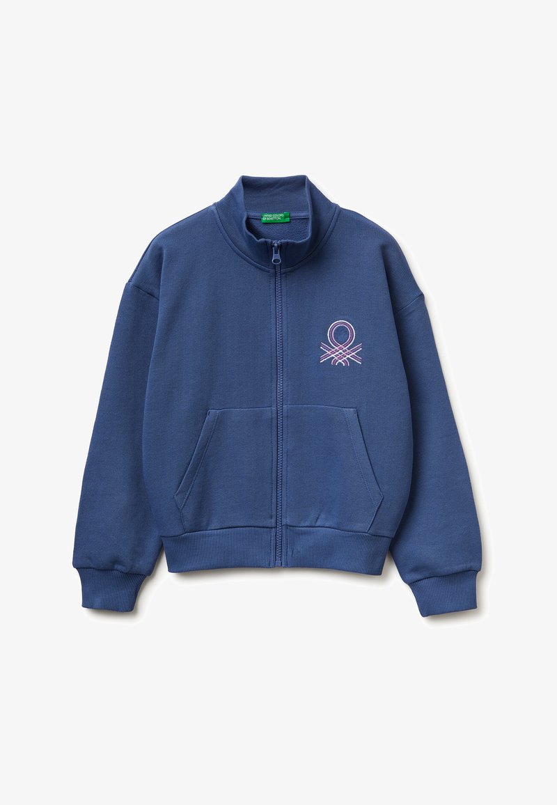 Sudadera azul con cremallera, puños y dobladillo acanalados, bolsillos delanteros y un logo bordado rosa en el pecho izquierdo.