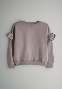 Licht mauve sweatshirt met een ronde hals, lange mouwen en gerimpelde accenten op de schouders. Zacht stof, geribbelde manchetten en zoom.