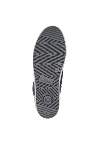 Granatowy tenisówka z teksturowaną czarną gumową podeszwą. Posiada geometryczny wzór bieżnika oraz biały akcent wokół krawędzi podeszwy.