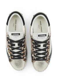 Sneaker con stampa leopardata con accenti metallici dorati e neri, presentano lacci neri, una superficie testurizzata e una linguetta imbottita.
