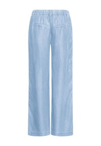 Lichtblauwe wijde broek met elastische tailleband en twee paspelzakken aan de achterzijde, getoond van achteren op een witte achtergrond.