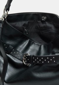 Čierna kožená taška s mäkkou štruktúrou, obsahujúca vnútornú kapsu na zips a dekoratívny popruh s našitými nitmi a striebornou sponou.