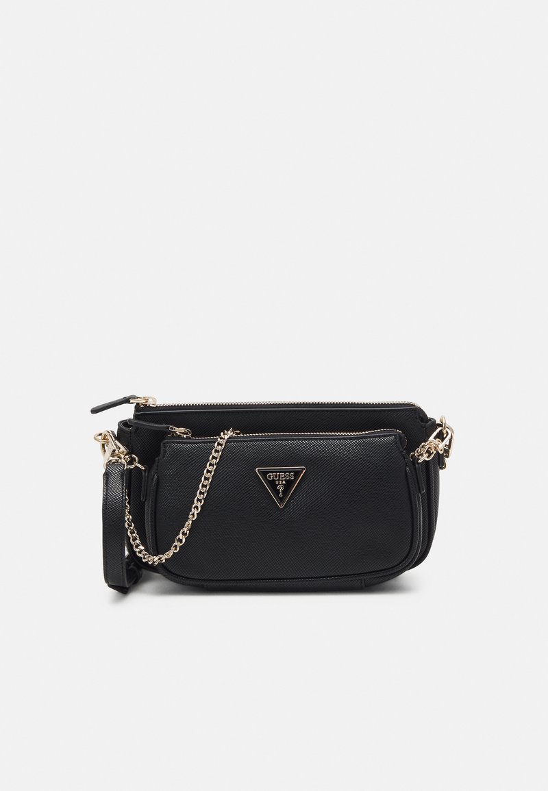 Bolsa transversal de pele sintética preta com acessórios em dourado, apresentando um logótipo triangular, múltiplos compartimentos com zíper e uma alça em corrente destacável.