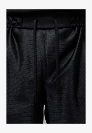 Pantaloni sportivi neri realizzati in un tessuto liscio e testurizzato; presentano una vita elasticizzata, dettagli con cordino e sottili strisce orizzontali.