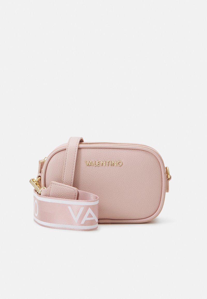 Ljusrosa läder crossbody-väska med guldigt logo, rektangulär form och en bred tygrem med "VAL" i vitt. Dragkedjestängning.