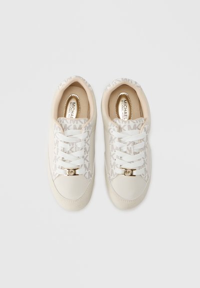 Λευκά αθλητικά παπούτσια με επάνω μέρος από υφασμάτινη ύλη με υφή και διακριτικό μοτίβο λογότυπου, κρεμ λεπτομέρειες, λευκά κορδόνια και χρυσή λεπτομέρεια με το λογότυπο.