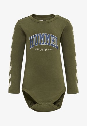 Oliven grøn bodystocking med lange ærmer og "HUMMEL" logo i blå. Har hvide chevron-striber på ærmerne og trykknaplukninger i bunden.