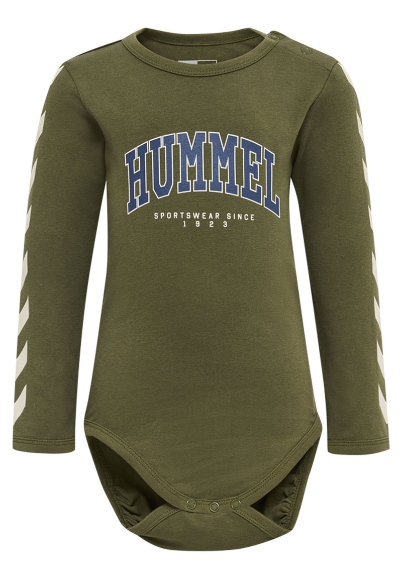 Olivegrüner Langarm-Body mit blauem "HUMMEL"-Logo. Verfügt über weiße Chevronstreifen an den Ärmeln und Druckknöpfe am Boden.