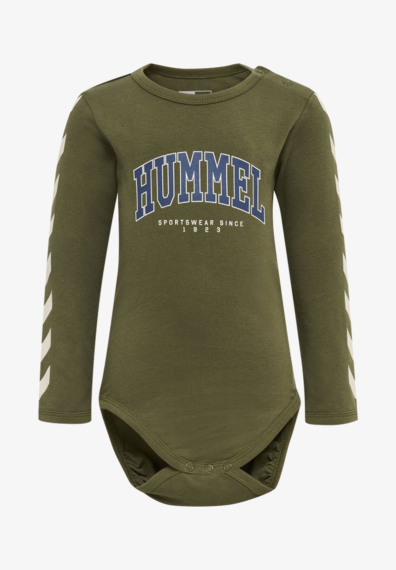 Olivegrüner Langarm-Body mit blauem "HUMMEL"-Logo. Verfügt über weiße Chevronstreifen an den Ärmeln und Druckknöpfe am Boden.