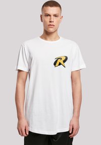 Biela bavlnená tričko s čiernym a žltým štýlovým logom "R" na hrudi, krátke rukávy a klasický okrúhly výstrih.