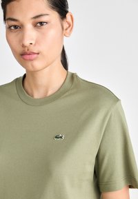 Lacoste Lihtne T-särk - khaki