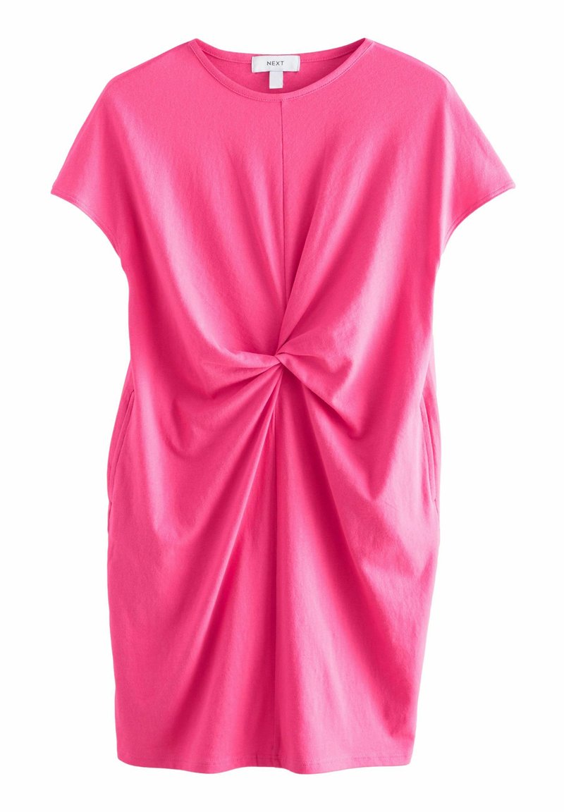 Robe t-shirt en coton rose avec manches courtes, détail torsadé à l'avant et poches latérales. Texture lisse et coupe décontractée.