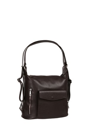 Zwarte leren schoudertas met voorvak met rits, klepvak en verstelbare band tegen een witte achtergrond.