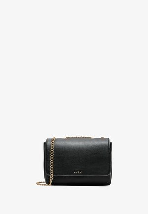 Sac à main en cuir noir avec une finition texturée, une bandoulière en chaîne dorée, et un logo sur le devant. Forme rectangulaire avec un rabat.
