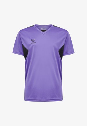 To smilende børn iført matchende lilla sportstrøjer og sorte shorts står mod en ensfarvet hvid baggrund.