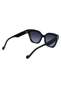Occhiali da sole neri a forma di occhio di gatto con lenti sfumate, finitura lucida e dettagli neri testurizzati sulle aste. Montatura in plastica leggera.