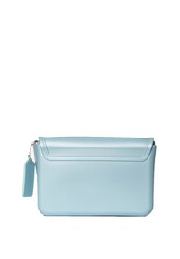 Borsa in pelle azzurro chiaro di forma rettangolare, con superficie liscia e chiusura a pattina. Presenta un piccolo’etichetta con catena sul lato.