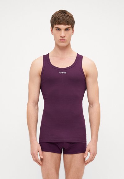 Lilla tanktop og matchende briefs lavet af strækbart stof, med en rund halsudskæring og Versace-logoet på brystet.