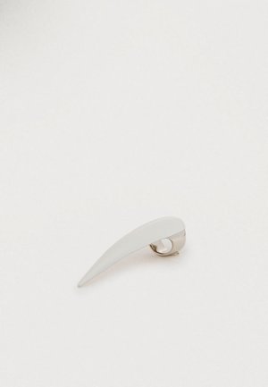 Witte haarclip met een slank, langwerpig design en een glanzende zilveren sluiting. Glad oppervlak met een lichte kromming, waarmee de minimalistische stijl wordt benadrukt.