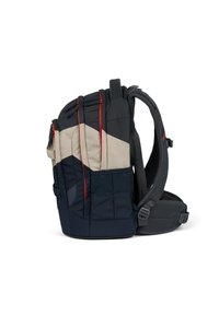 Rucksack mit dunkelblauen und cremefarbenen Paneelen, roten Akzenten und gepolsterten Schultergurten. Verfügt über Seitentaschen und verstellbare Schnallen. Texturiertes Material.