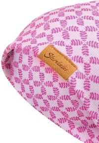 Cotton hat with a pink background, featuring a repeated fern leaf pattern in darker pink. Includes a brown leather label with "Stentale."