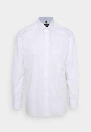 Chemise blanche pour homme à manches longues, avec boutons à l'avant, poche poitrine et col classique sur un fond clair uni.