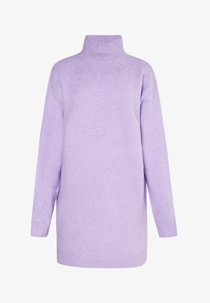 Svetlo vijoličast pulover z dolgimi rokavi in turtleneck ohlapnega kroja. Mehka tekstura, rebrovani ovratnik in manšete ter nekoliko daljši zadnji rob.