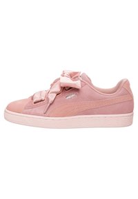 Rosa Wildledersneaker mit einer runden Zehenpartie, Satinband-Schnürsenkeln und strukturiertem Gummisohle. Besitzt dezentes Branding an der Seite.