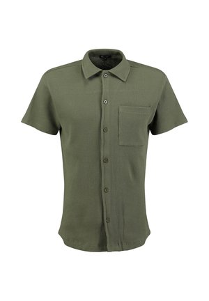 Korte mouwen olijfgroene shirt van textuur met knopen en kraag, met een borstzak aan de voorkant, weergegeven op een witte achtergrond.