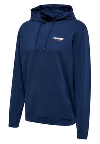 Marinblå hoodie i bomullsblandning, med en framficka, dragsko i huvan och en liten vit "hummel"-logotyp på bröstet.