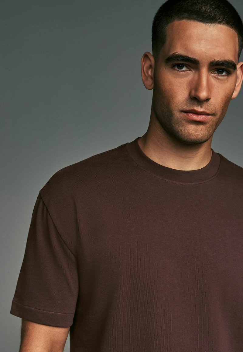 Next HEAVYWEIGHT - REGULAR FIT - Basic póló - chocolate brown