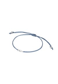 Verstelbare blauwe koord armband met een zilveren vis symbool hanger, beveiligd met glijknopen en kleine zilveren kralen aan de uiteinden.