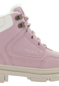 Rosa syntetisk ankelboot med fuskpälsfoder, sex metallögon och vita detaljer. Har prägling med logotyp och texturerad gummisula.