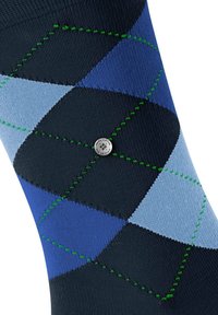 Calcetines de hombre hechos de una mezcla de algodón, con un patrón de rombos en azul y marino, acentuados con costuras verdes y un logo circular.