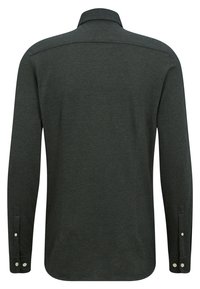Camisa de manga larga en tela verde oscuro, con cuello y puños abotonados, textura sutil y un dobladillo recto.