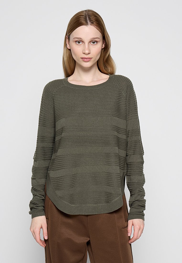 Maglione a maglia verde oliva con strisce orizzontali texture, scollatura rotonda e maniche lunghe. Orlo curvo in vita.