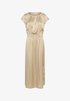 Beige selyemruha kerek nyakkivágással és rövid, ujjnélküli ujjakkal. Rugalmas derékpánttal és oldalsó hasítékkal rendelkezik a könnyű mozgás érdekében.