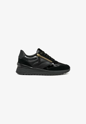 Des sneakers noirs présentant un mélange de textures brillantes et en daim, un col rembourré, une semelle épaisse et un détail décoratif en zip doré sur le côté.