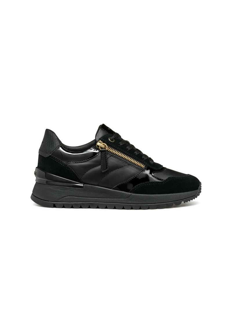 Zapatillas negras que combinan texturas brillantes y de ante, con un collar acolchado, suela gruesa y un detalle decorativo de cremallera dorada en el costado.