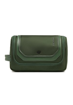 Bolsa de aseo de viaje verde oscuro con textura, cierre de cremallera, solapa en el bolsillo frontal y asa lateral.