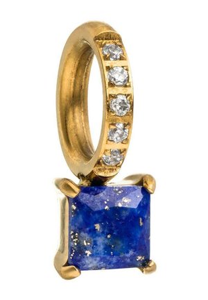 Goldanhänger mit fünf klaren runden Edelsteinen auf der Öse und einem quadratischen blauen Stein mit goldenen Sprenkeln, gehalten von vier Krappen.
