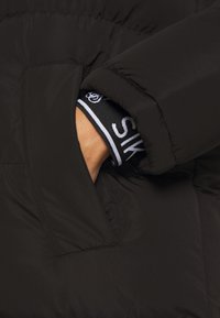 SIKSILK Cappotto invernale - black