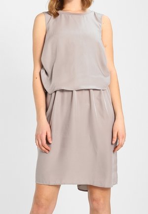 Robe sans manches, de couleur gris clair, avec une texture douce, coupe décontractée, col rond et taille froncée. Tombe au-dessus du genou. Design simple.