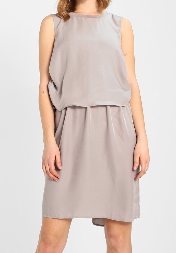 Ärmelloses, hellgraues Kleid mit weicher Textur, lockerer Passform, rundem Ausschnitt und gerafftem Taillenbereich. Reicht bis über das Knie. Schlichte Ausführung.