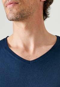 Damart SENSITIVE COL V - Camiseta interior - marine foncé