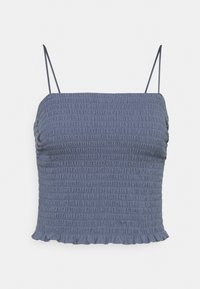 Top corto blu arricciato con sottili spalline regolabili, caratterizzato da un orlo a volant e una trama tessile per un ulteriore dettaglio e dimensione.