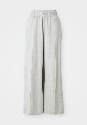 Pantaloni de trening gri deschis, cu croi larg, dotati cu un elastic la talie si cusaturi laterale. Fabricati dintr-un amestec de bumbac moale pentru confort. Fara logo-uri vizibile.