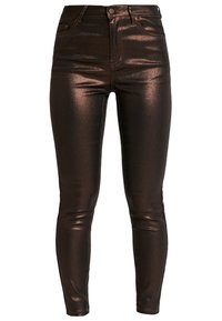 Brązowe, metaliczne obcisłe dżinsy z wysokim stanem, wyposażone w standardowy, pięciokieszeniowy fason oraz gładką, błyszczącą teksturę.