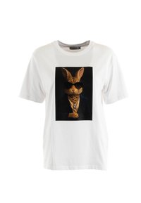 Camiseta de algodón blanca con un gran gráfico de un conejo con gafas de sol y una cadena de oro, sobre un fondo oscuro. Mangas cortas.