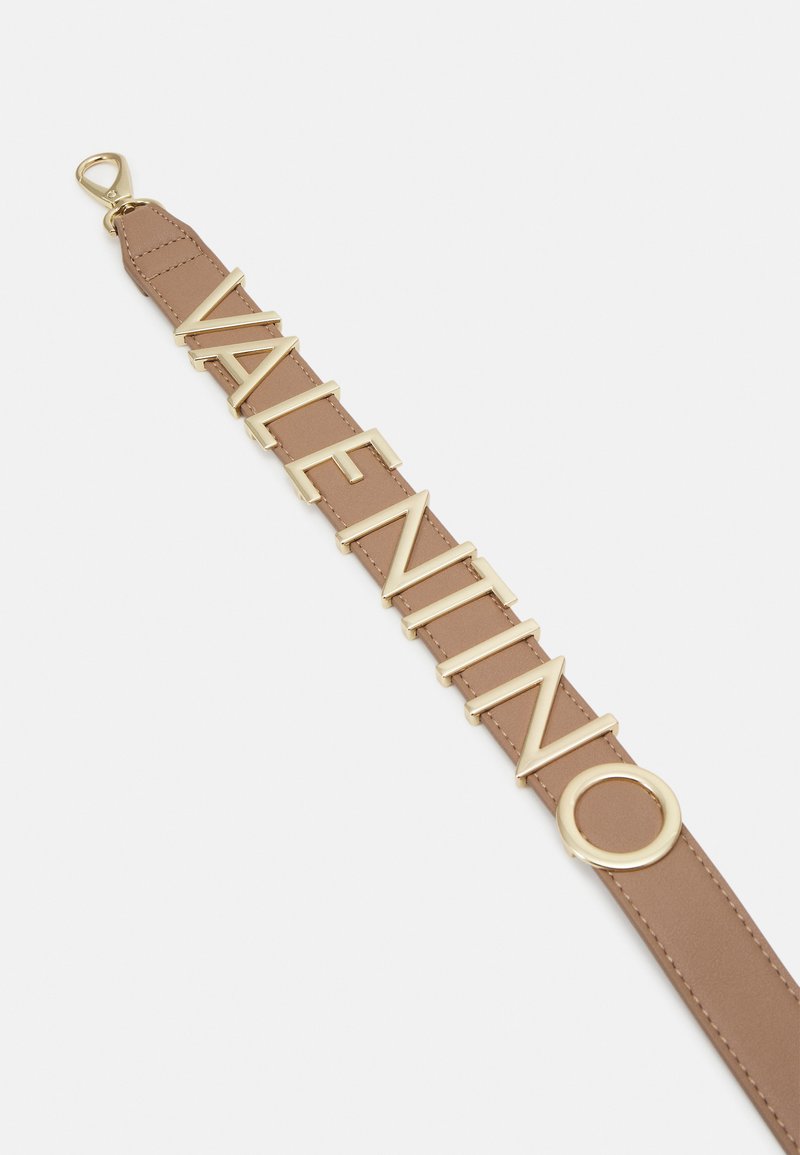 Cinturón de cuero marrón con un atrevido logo dorado "VALENTINO", con un acento circular dorado en un extremo y detalles de costura a lo largo de la correa.